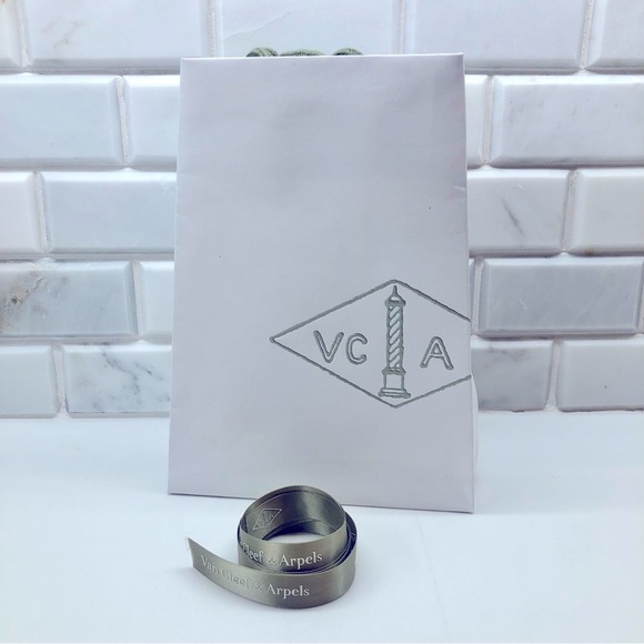 Authentic Small Van Cleef & Arpels gift bag, includes ribbon - Picture 1 of 3